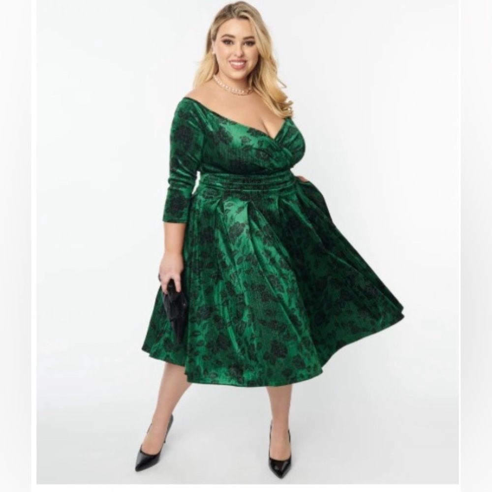 NWT Unique Vintage Velvet Green Floral Marceline Dress - Size 16 (1X)